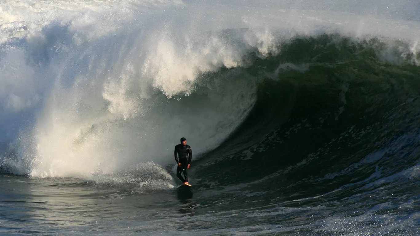 Big wave at Steamer Lane